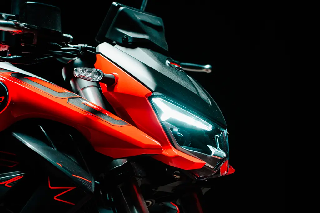 Detalhe frontal do farol de uma motocicleta Shineray